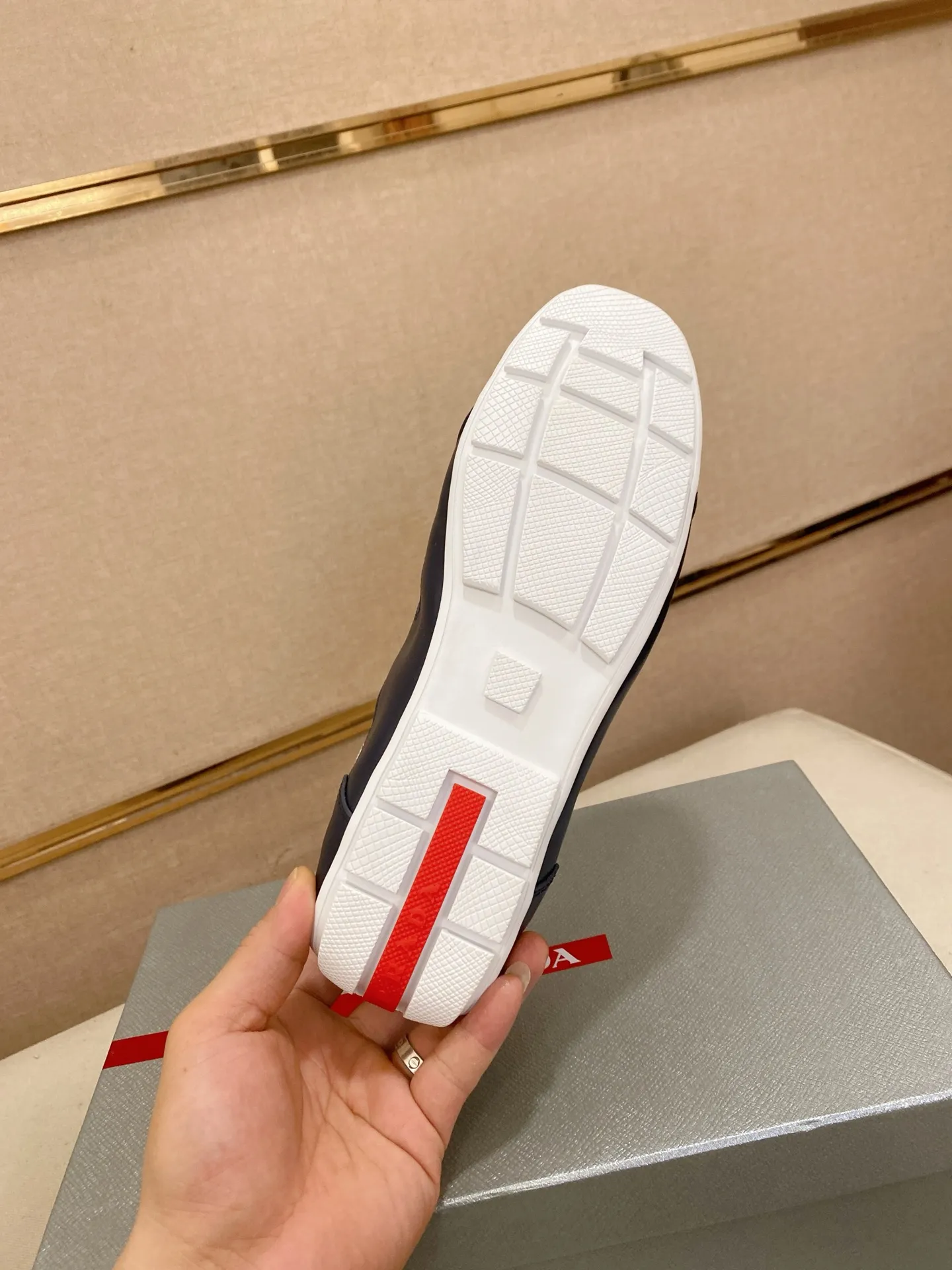 Men's shoes 💰 480💰 ✔️✔️✔️Top high version High-quality new PRADA (Prada) counters are launched at the same time. The new men's shoes and 😘fabrics are purely handmade in Niujing. Lining: Full cowhide lining. 👍🏿High-end☄️Open-molded non-slip rubber outsole, exquisite lines, simple and elegant, comfortable and high-end for leisure travel. Code number: 38-44. Can be customized45